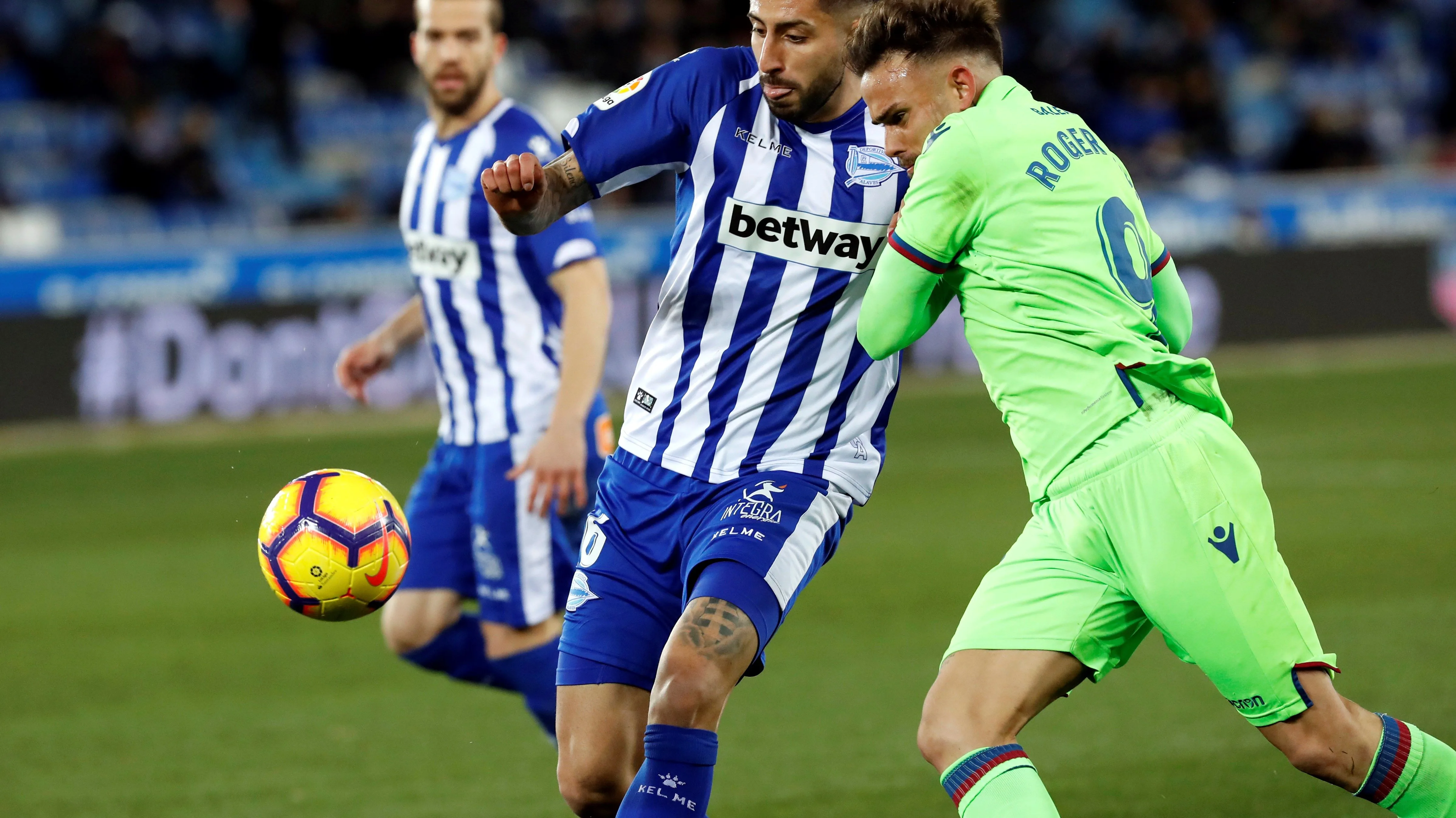 Roger Martí pelea un balón con Guillermo Maripan