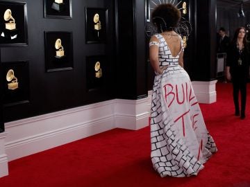 Joy Villa apoya la construcción del muro de Trump con un vestido en la alfombra roja Joy Villa apoya la construcción del muro de Trump con un vestido en la alfombra roja
