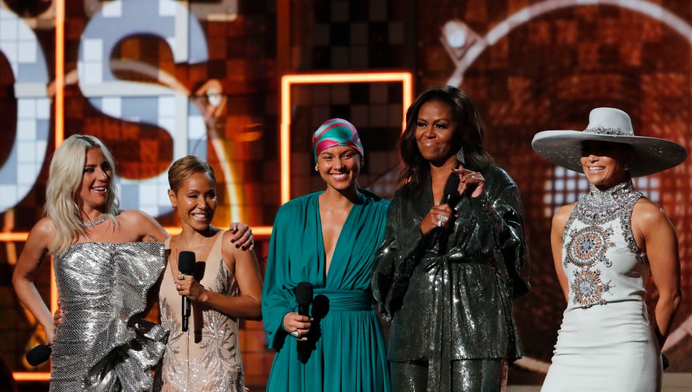 Michelle Obama acompañada por Jennifer López, Lady Gaga, Jada Pinkett Smith y Alicia Keys