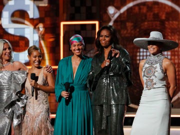 Michelle Obama acompañada por Jennifer López, Lady Gaga, Jada Pinkett Smith y Alicia Keys Michelle Obama acompañada por Jennifer López, Lady Gaga, Jada Pinkett Smith y Alicia Keys