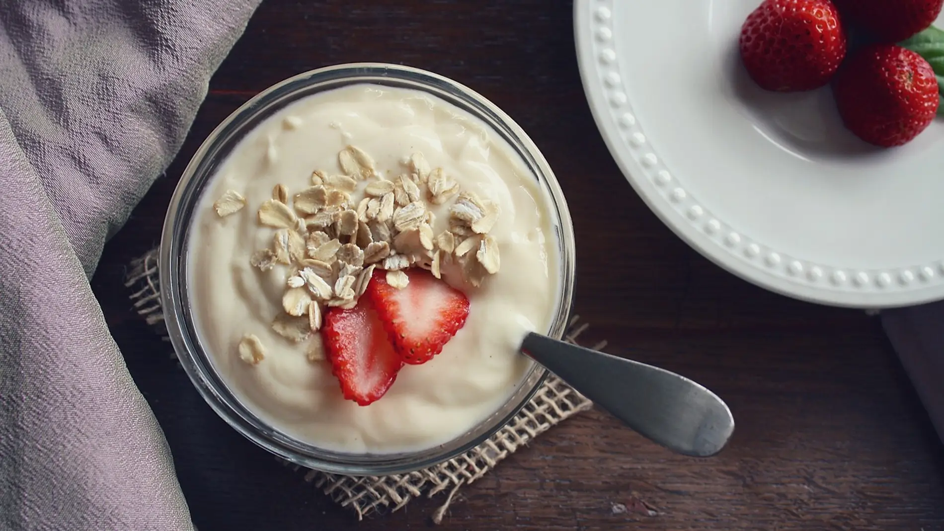 yogur con fresas y cereales