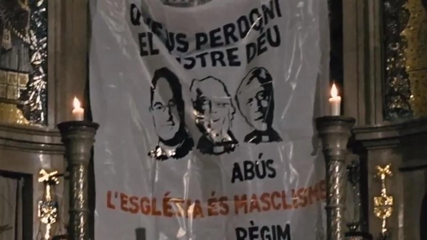 Arran cuelga una pancarta contra los abusos sexuales en el Monasterio de Montserrat Arran cuelga una pancarta contra los abusos sexuales en el Monasterio de Montserrat