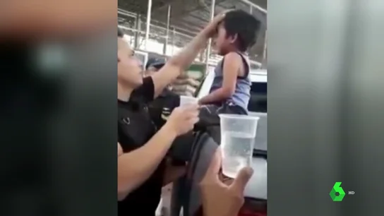 Rescatan a un niño que estuvo encerrado casi dos horas en el coche después de que su padre se fuese a comprar Rescatan a un niño que estuvo encerrado casi dos horas en el coche después de que su padre se fuese a comprar