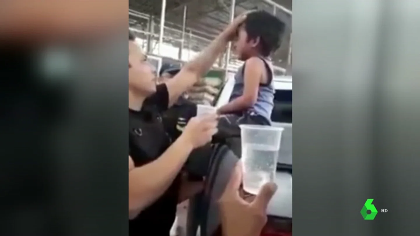 Rescatan a un niño que estuvo encerrado casi dos horas en el coche después de que su padre se fuese a comprar Rescatan a un niño que estuvo encerrado casi dos horas en el coche después de que su padre se fuese a comprar