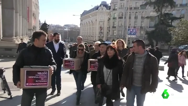 Dos familias presentan 280.000 firmas en el Congreso para despenalizar la eutanasia Dos familias presentan 280.000 firmas en el Congreso para despenalizar la eutanasia