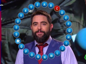 Dani Mateo recrea cómo respondería Esperanza en un concurso: "Con la 'P', lo que más felicidad le da al PP: Privatizar" Dani Mateo recrea cómo respondería Esperanza en un concurso: "Con la 'P', lo que más felicidad le da al PP: Privatizar"