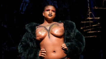 Modelos que han padecido cáncer de mama desfilan en la Semana de la Moda de Nueva York