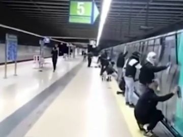 Grafiteros en el metro de Madrid (Archivo) Grafiteros en el metro de Madrid (Archivo)