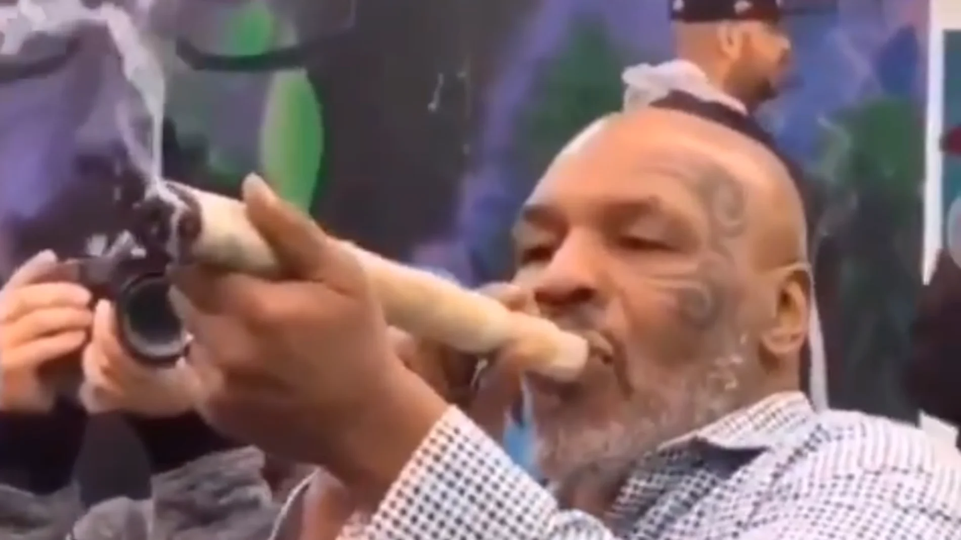 Mike Tyson se fuma un porro gigante durante el evento de un rapero