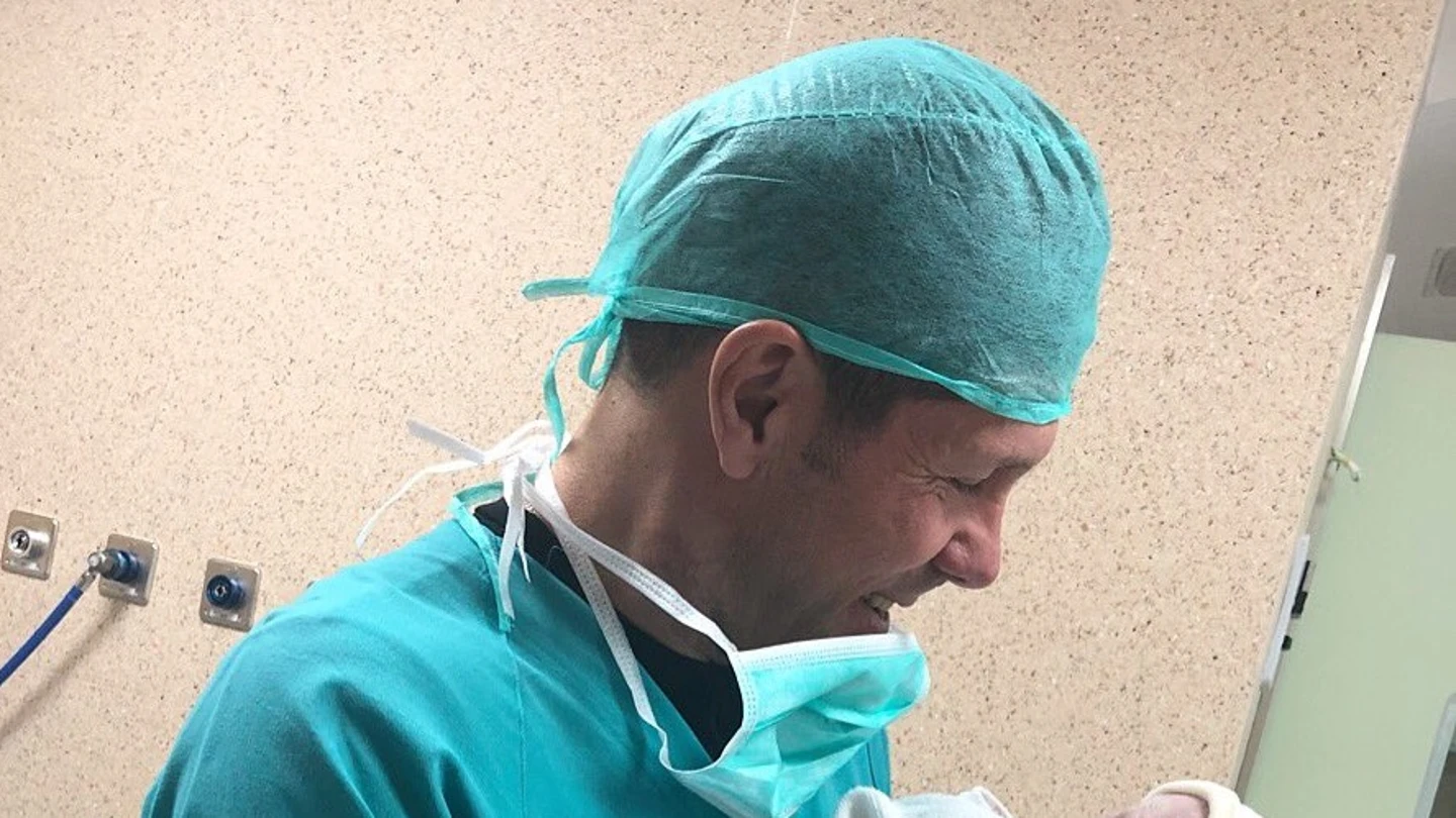 Simeone mira a su hija, Valentina Simeone mira a su hija, Valentina