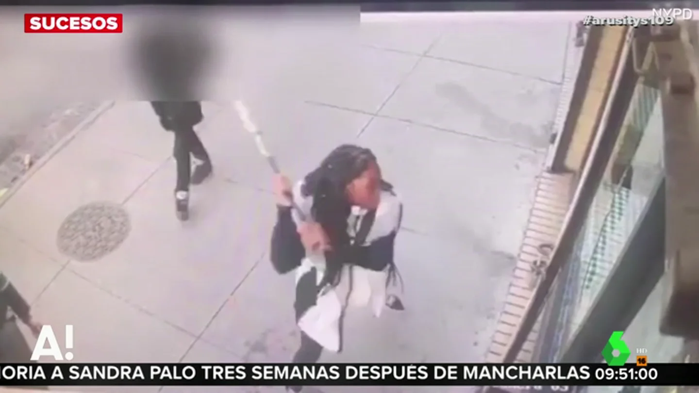 Una joven destroza un restaurante con un bate porque no tenían empanadillas de carne Una joven destroza un restaurante con un bate porque no tenían empanadillas de carne