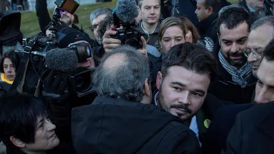 El presidente de la Generalitat, Quim Torra, saluda al portavoz adjunto de ERC en el Congreso, Gabriel Rufián El presidente de la Generalitat, Quim Torra, saluda al portavoz adjunto de ERC en el Congreso, Gabriel Rufián