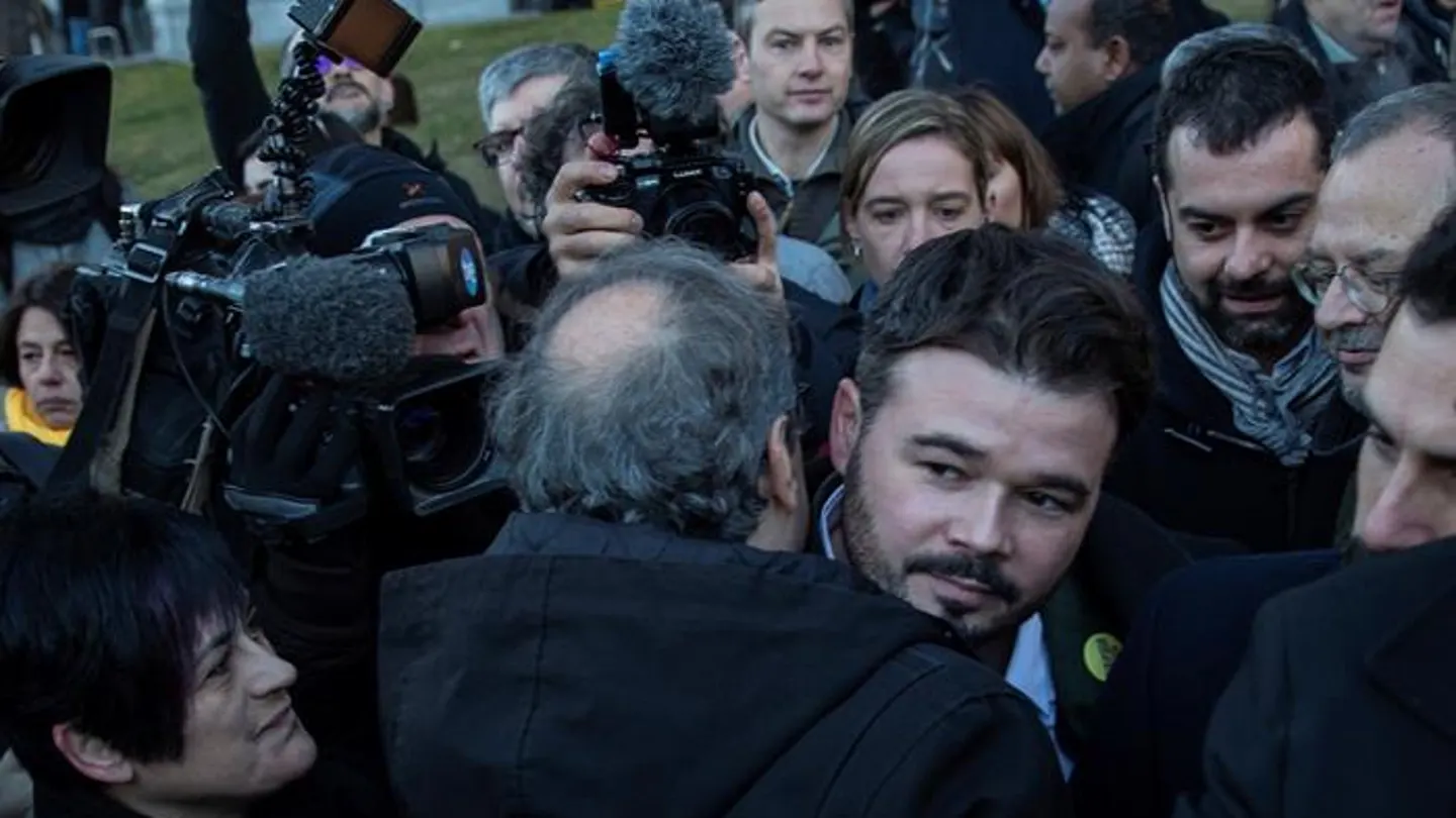 El presidente de la Generalitat, Quim Torra, saluda al portavoz adjunto de ERC en el Congreso, Gabriel Rufián El presidente de la Generalitat, Quim Torra, saluda al portavoz adjunto de ERC en el Congreso, Gabriel Rufián