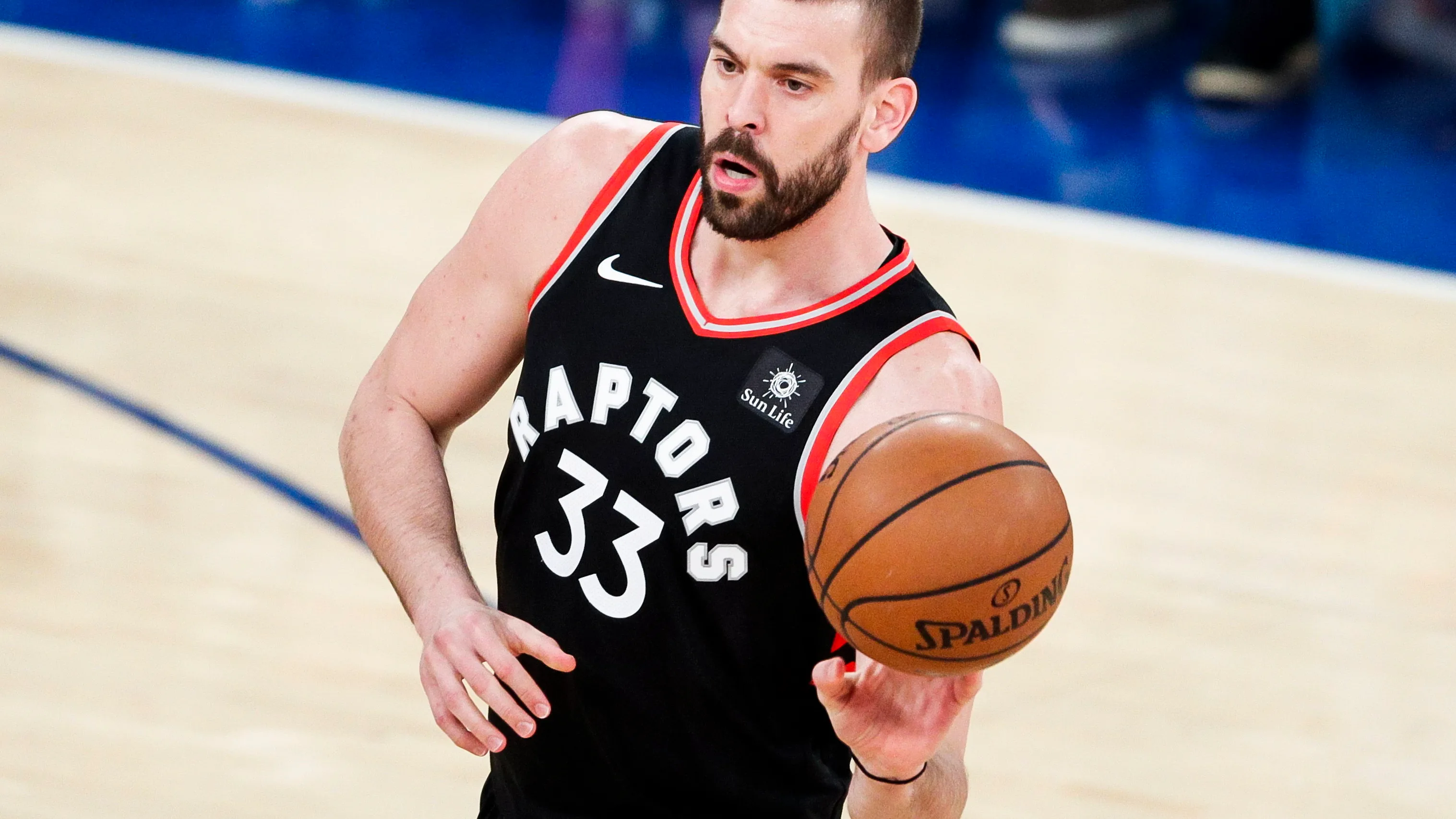 Marc Gasol lleva el balón en un partido con los Raptors