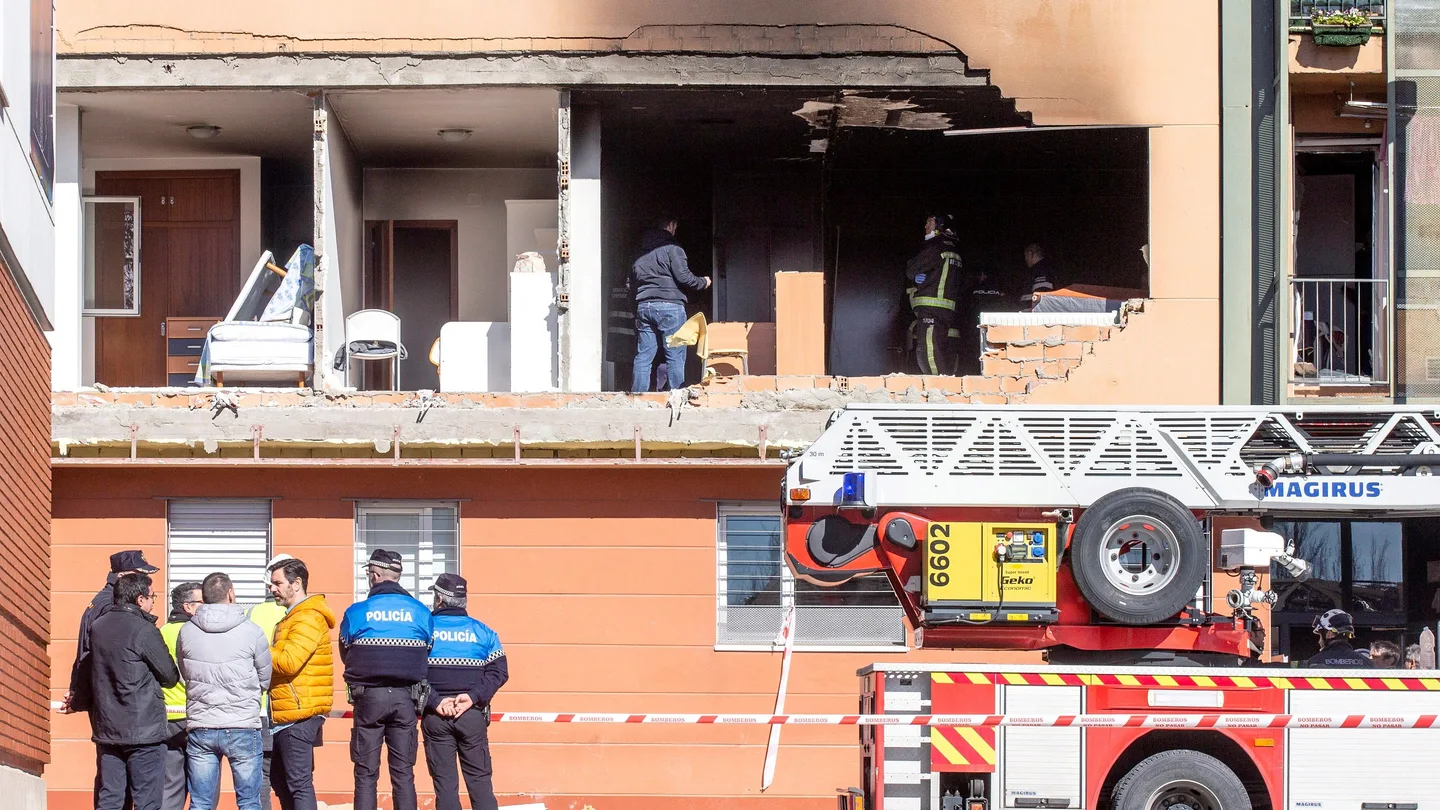 La Policía y los bomberos trabajan en el edificio donde se ha registrado la explosión en Burgos La Policía y los bomberos trabajan en el edificio donde se ha registrado la explosión en Burgos