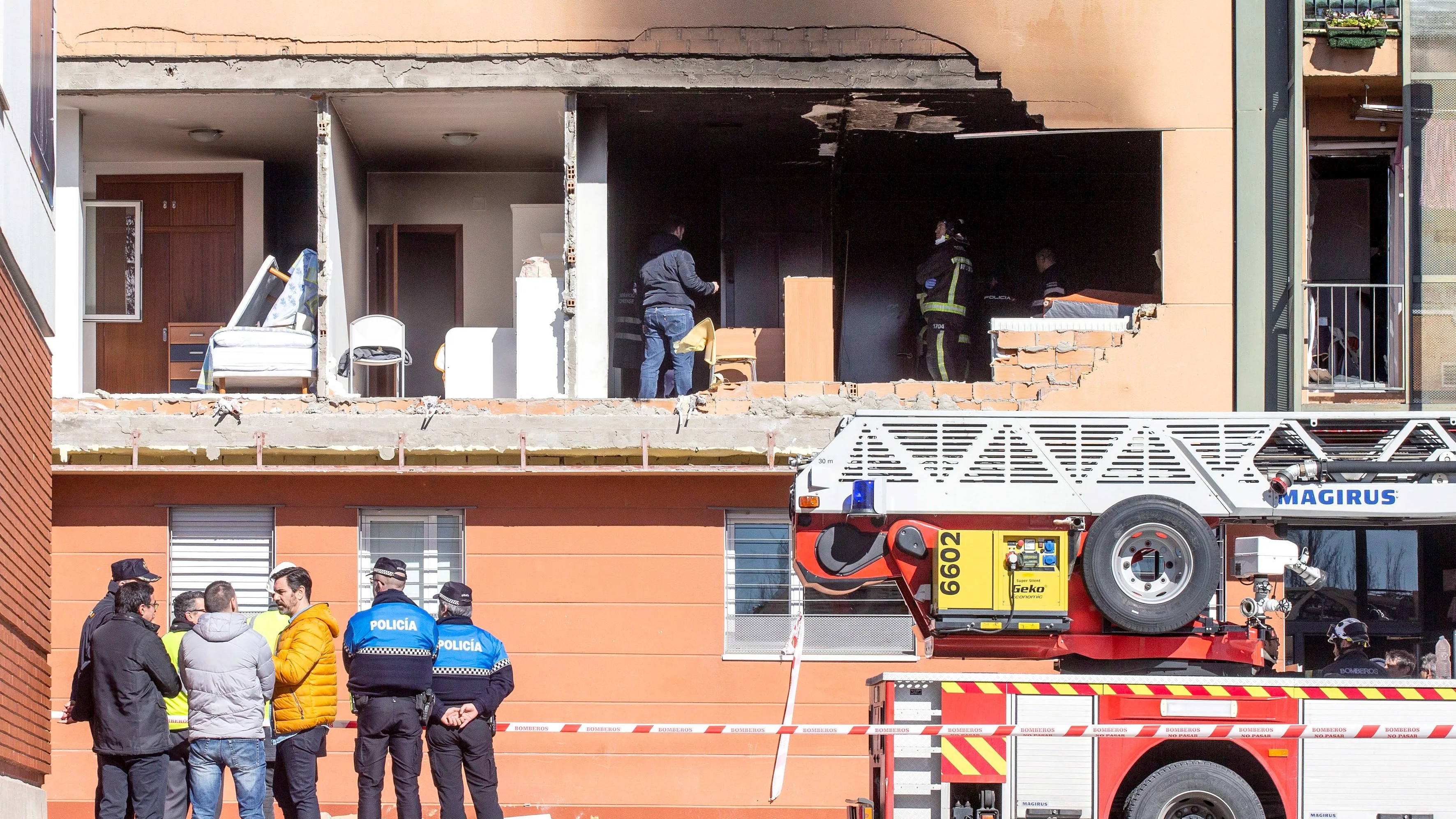 La Policía y los bomberos trabajan en el edificio donde se ha registrado la explosión en Burgos