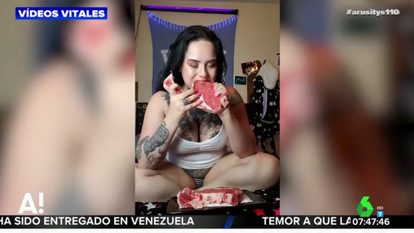 Una mujer se come un corazón de carne cruda para demostrar amor eterno a su pareja Una mujer se come un corazón de carne cruda para demostrar amor eterno a su pareja