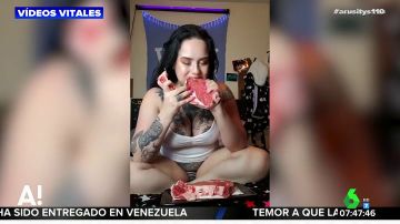 Una mujer se come un corazón de carne cruda para demostrar amor eterno a su pareja