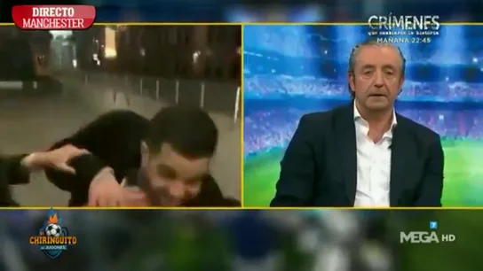 Una mujer besa en pleno directo a José Álvarez, periodista de 'El Chiringuito' Una mujer besa en pleno directo a José Álvarez, periodista de 'El Chiringuito'
