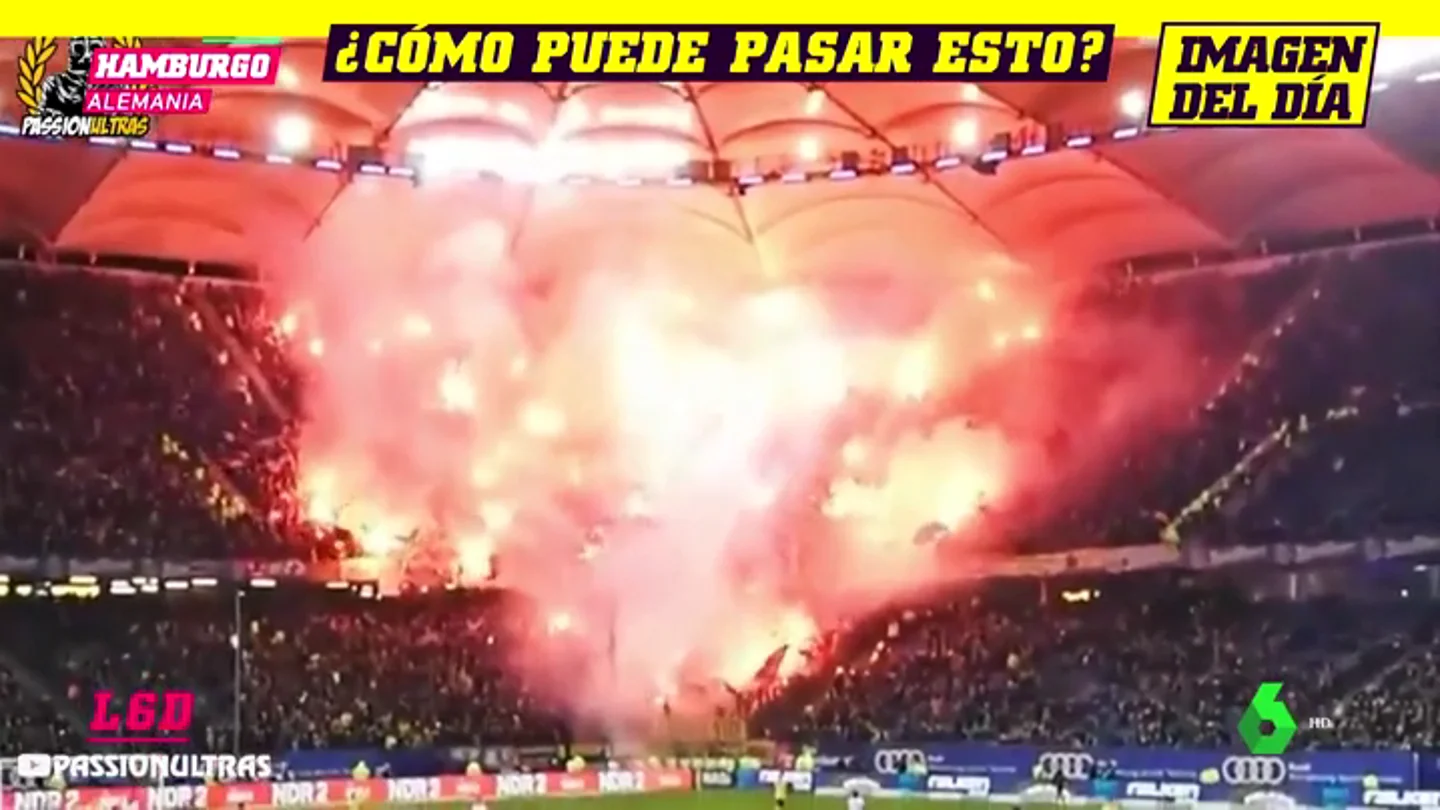 Los aficionados del Dynamo Dresden montaron un infierno de bengalas en la grada del campo del Hamburgo Los aficionados del Dynamo Dresden montaron un infierno de bengalas en la grada del campo del Hamburgo