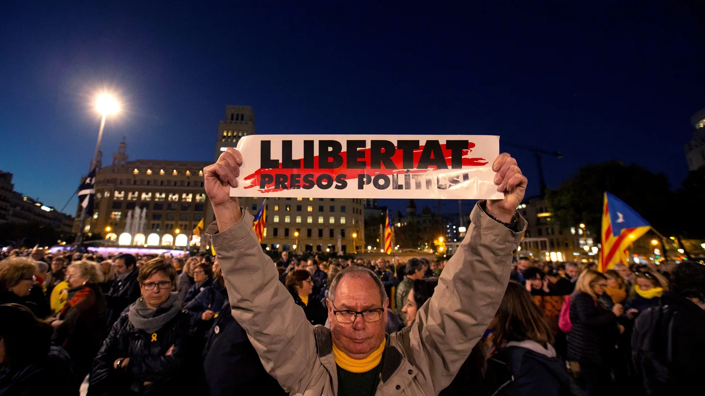 Asistentes a la manifestación contra el juicio por el 1-O en Supremo en Barcelona Asistentes a la manifestación contra el juicio por el 1-O en Supremo en Barcelona