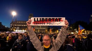 Asistentes a la manifestación contra el juicio por el 1-O en Supremo en Barcelona 