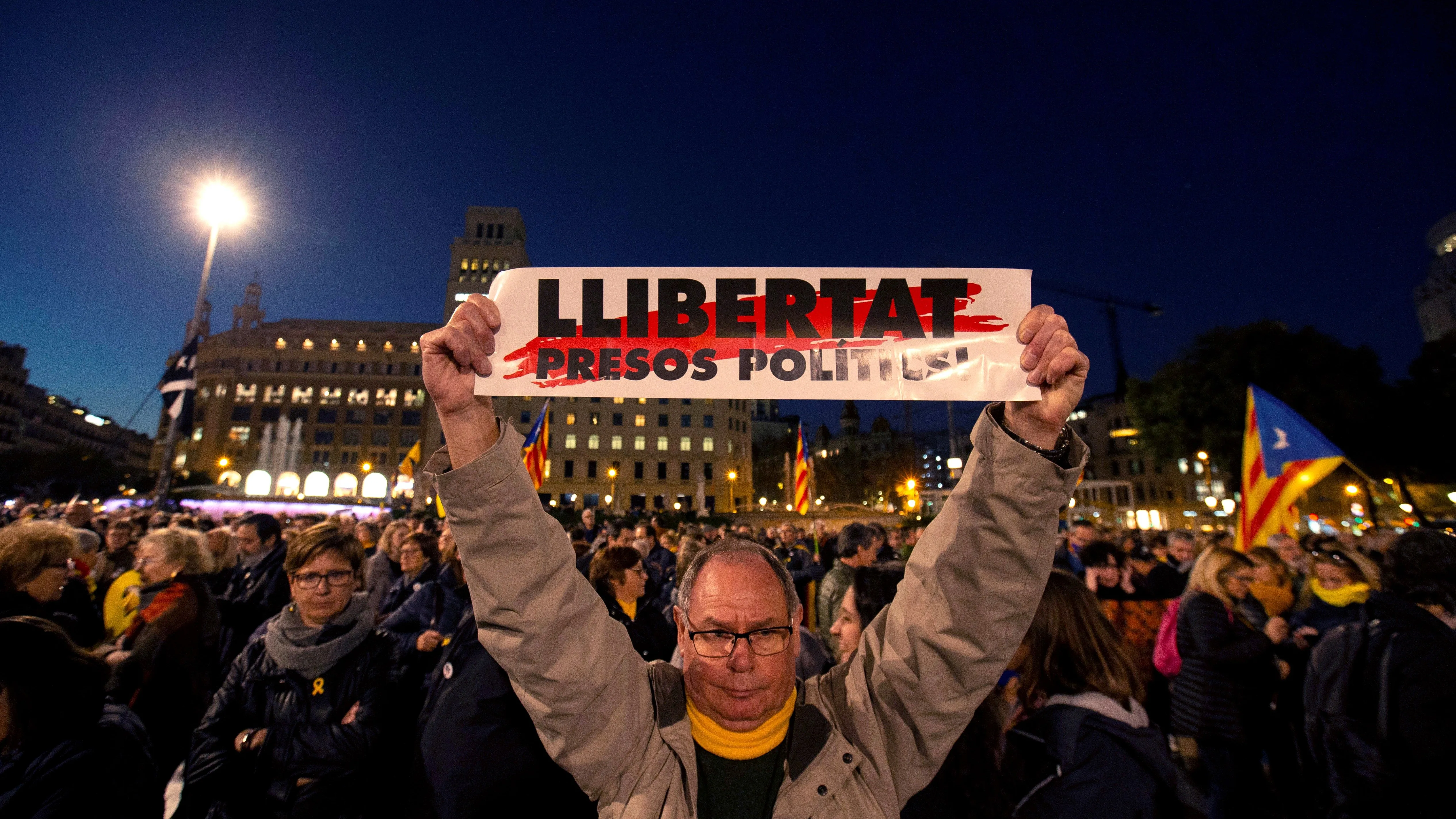 Asistentes a la manifestación contra el juicio por el 1-O en Supremo en Barcelona