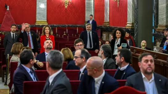 Oriol Junqueras no saluda a Quim Torra durante el juicio del procés Oriol Junqueras no saluda a Quim Torra durante el juicio del procés