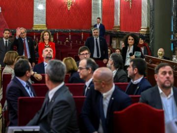 Oriol Junqueras no saluda a Quim Torra durante el juicio del procés Oriol Junqueras no saluda a Quim Torra durante el juicio del procés
