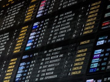 Un panel avisa de la cancelación de vuelos en el Aeropuerto Internacional de Zaventem
