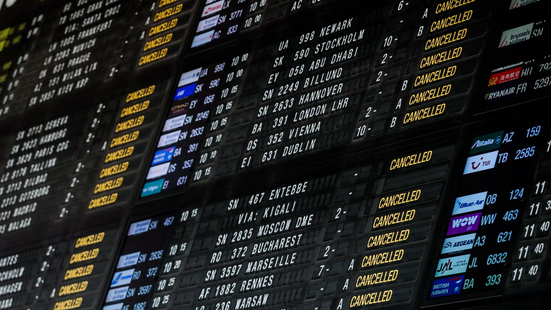 Un panel avisa de la cancelación de vuelos en el Aeropuerto Internacional de Zaventem
