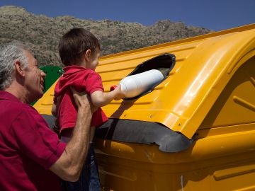 La primera fase del reciclaje, la separación en casa. La primera fase del reciclaje, la separación en casa.