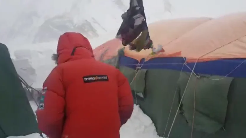 Vientos huracanados de 109 km/h en el K2: Alex Txikon sobrevive con los iglúes y una pared de nieve Vientos huracanados de 109 km/h en el K2: Alex Txikon sobrevive con los iglúes y una pared de nieve