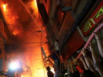 Imagen del incendio masivo que ha asolado la ciudad de Dacca, en Bangladesh. Imagen del incendio masivo que ha asolado la ciudad de Dacca, en Bangladesh.