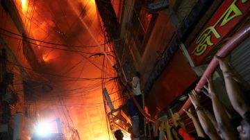 Imagen del incendio masivo que ha asolado la ciudad de Dacca, en Bangladesh.