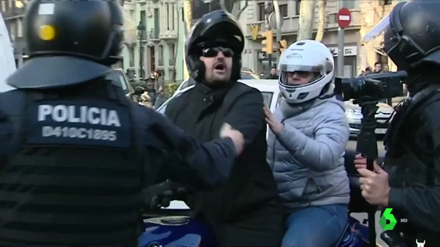 Un huelguista escupe en la cara a un motorista después de que increpase a los independentistas Un huelguista escupe en la cara a un motorista después de que increpase a los independentistas