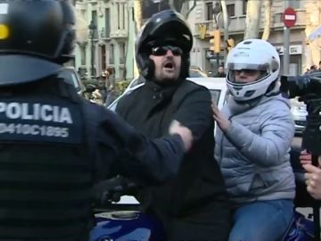 Un huelguista escupe en la cara a un motorista después de que increpase a los independentistas Un huelguista escupe en la cara a un motorista después de que increpase a los independentistas