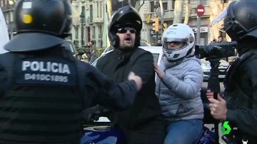 Un huelguista escupe en la cara a un motorista después de que increpase a los independentistas