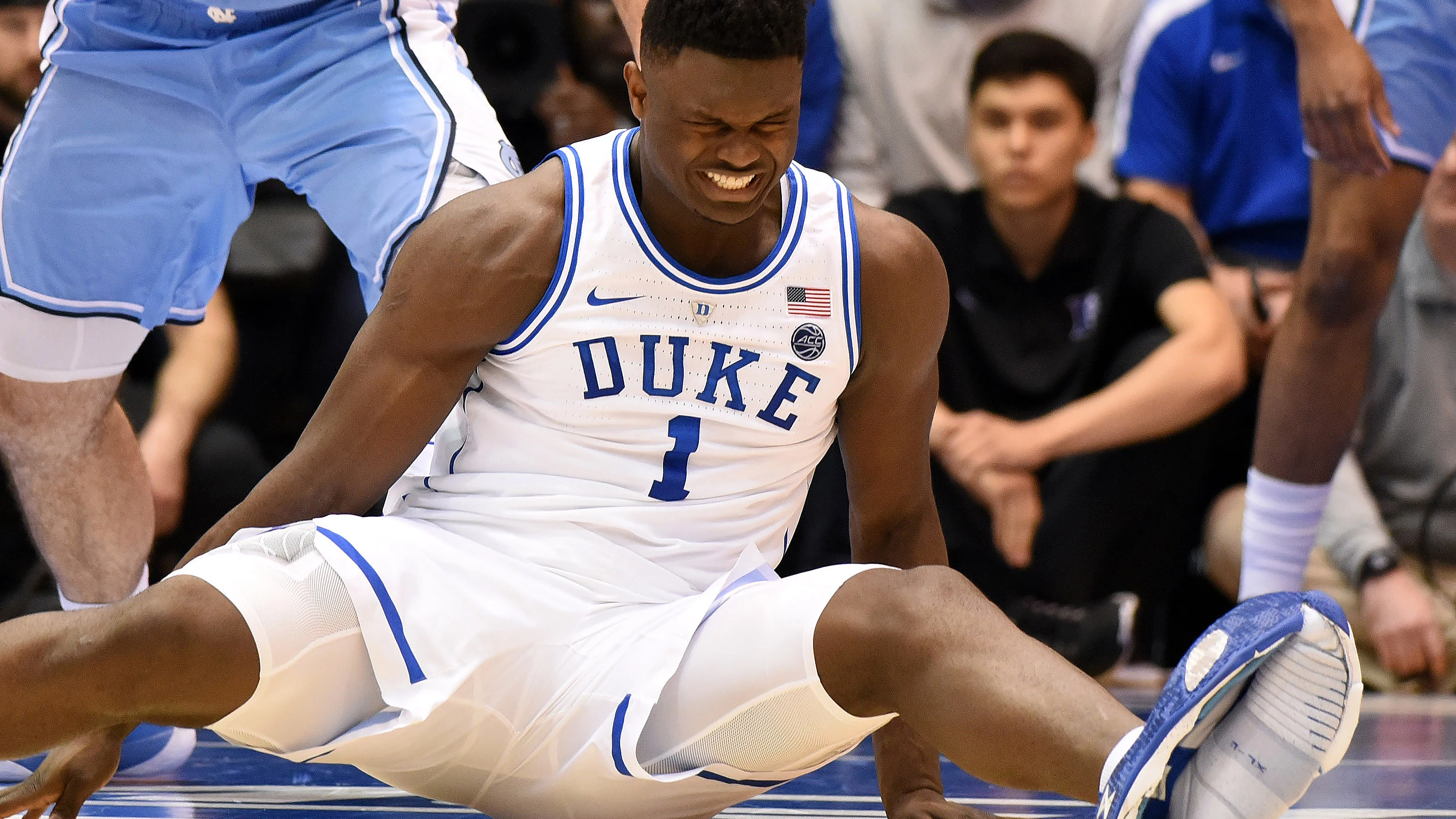 Zion Williamson, con su zapatilla rota, se duele en el suelo