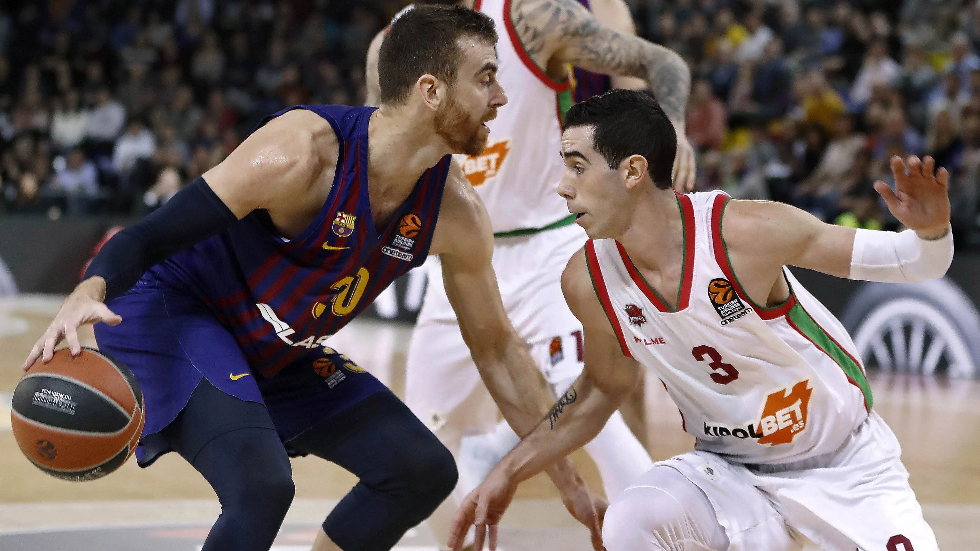 Victor Claver, en acción ante el Baskonia