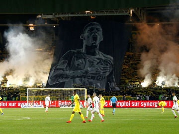 La afición del Nantes homenajeando a Emiliano Sala La afición del Nantes homenajeando a Emiliano Sala