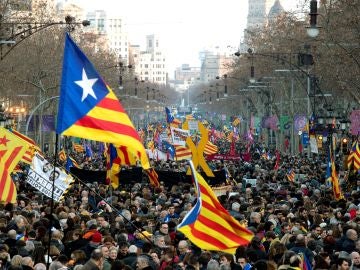 Miles de personas abarrotan la Diagonal de Barcelona Miles de personas abarrotan la Diagonal de Barcelona