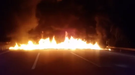 Neumáticos ardiendo cortan una carretera en Cataluña Neumáticos ardiendo cortan una carretera en Cataluña