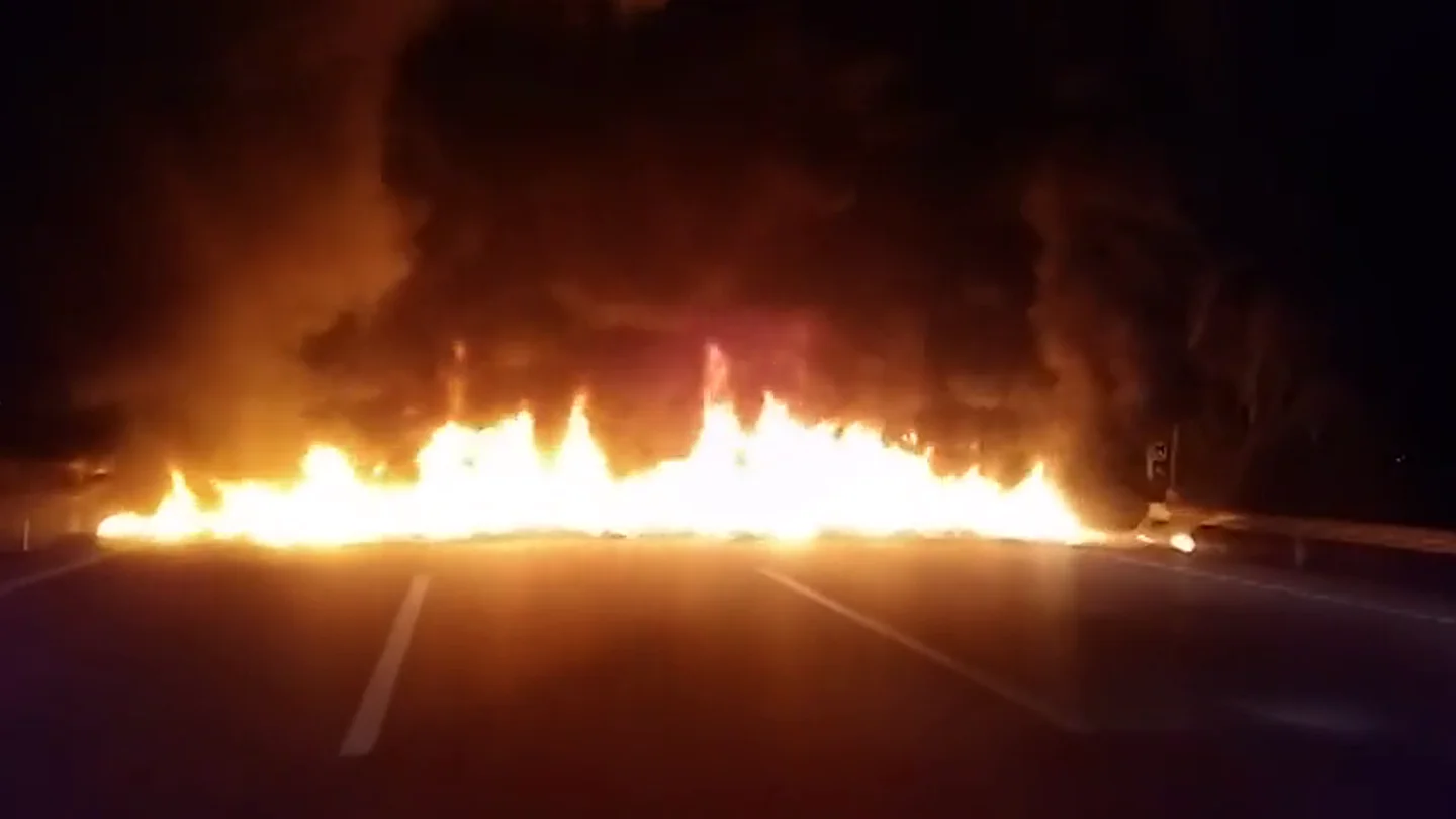 Neumáticos ardiendo cortan una carretera en Cataluña Neumáticos ardiendo cortan una carretera en Cataluña