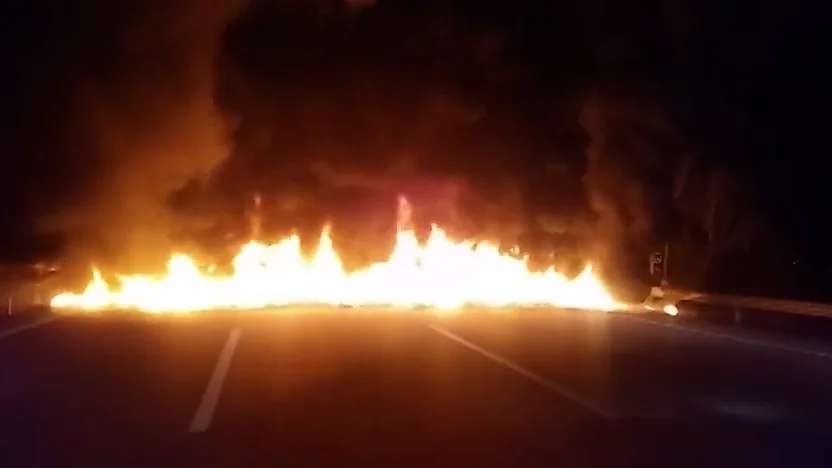 Neumáticos ardiendo cortan una carretera en Cataluña