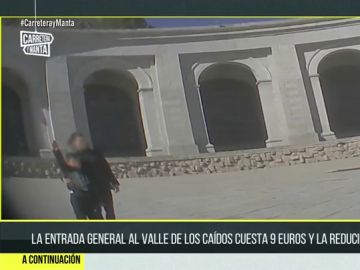 Niños posando y haciendo el saludo fascista en el Valle de los Caídos Niños posando y haciendo el saludo fascista en el Valle de los Caídos