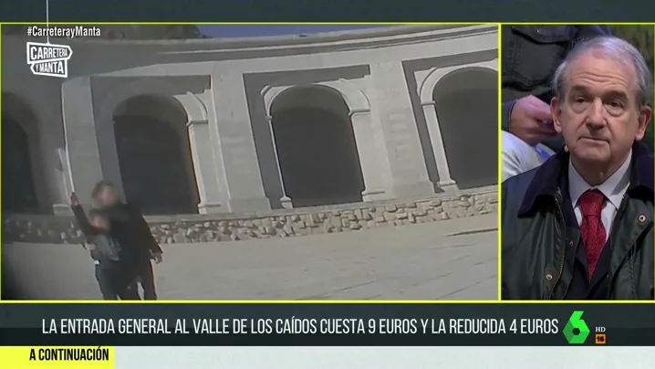 Niños posando y haciendo el saludo fascista en el Valle de los Caídos