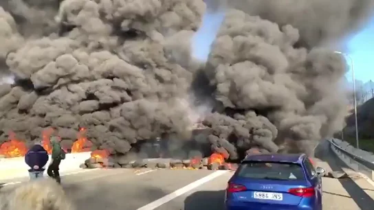 Levy denuncia la quema de neumáticos en carreteras catalanas: "Cataluña ha sido tomada por radicales independentistas" Levy denuncia la quema de neumáticos en carreteras catalanas: "Cataluña ha sido tomada por radicales independentistas"