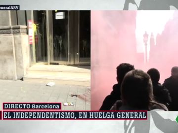 Atacan la sede de Comisiones Obreras con huevos, pintadas y botes de humo Atacan la sede de Comisiones Obreras con huevos, pintadas y botes de humo