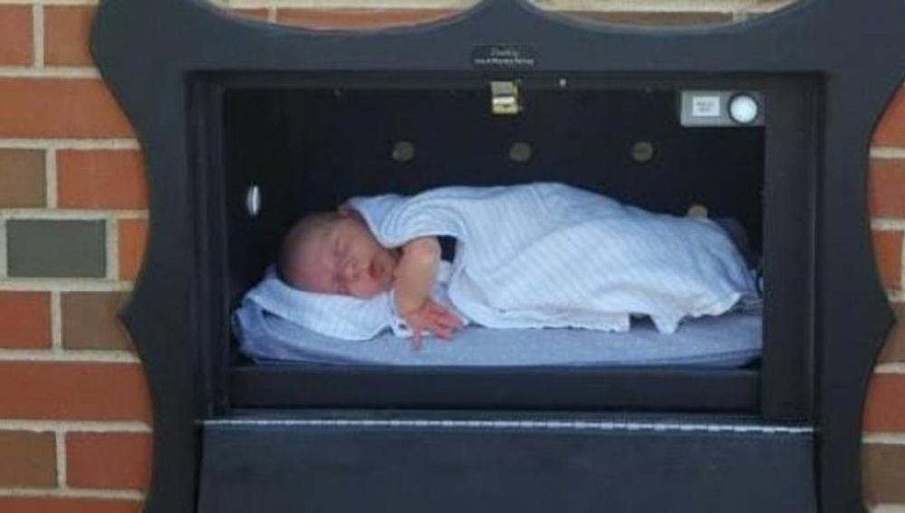 Un recién nacido en un 'Baby Box'